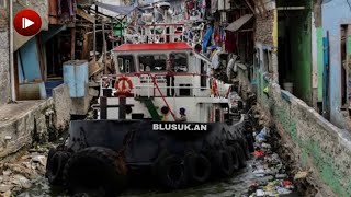 YM22CHANNEL.kapal.tugboat melintasi sungai kecil lempake