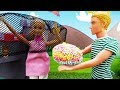 Кен делает Барби предложение в замке -  Видео для девочек