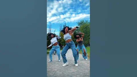 Cardi B - BONGOS (feat. Megan the Stallion)