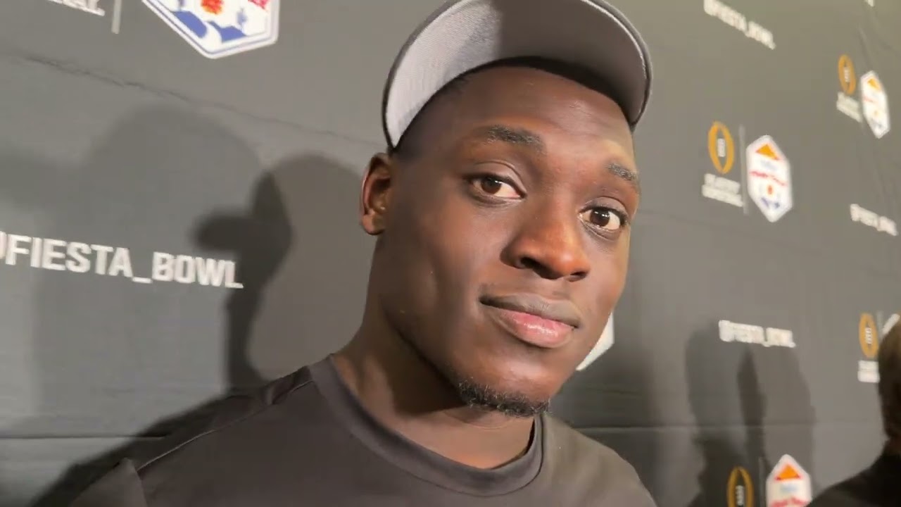 Лайнбекер команды «Майами Харрикейнс» Уэсли Биссен после победы в Фиеста Боул