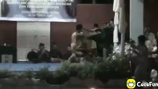 Adu golok sampai keluar api