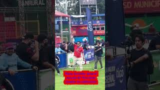 Mario Acevedo besa el escudo de Municipal