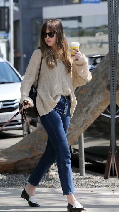 Saumur vs. Pochette Metis  Dakota johnson street style, Dakota