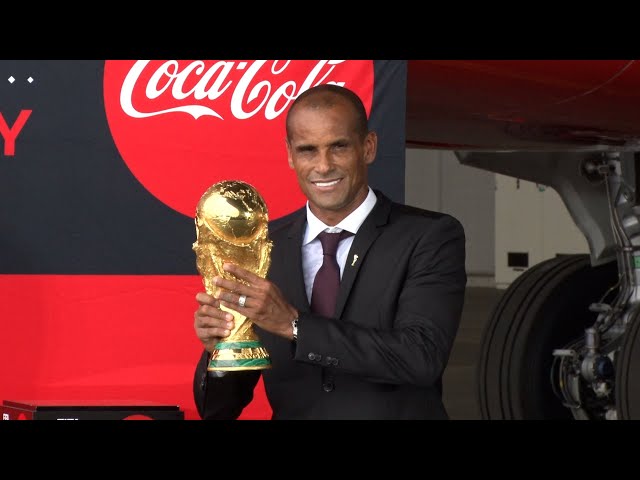 W杯トロフィー日本到着 サッカー - YouTube