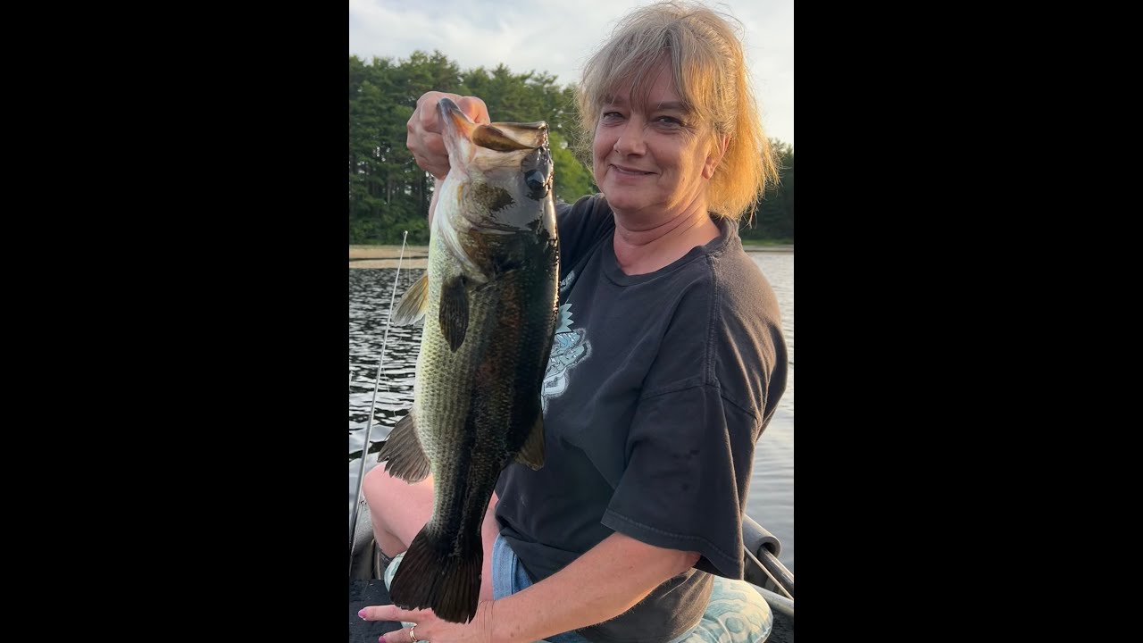 LARGEMOUTH BASSIN WITH THE WIFE! COUPLE OF NICE FISH#fishing #bassfishing#outdoors#frogfishing