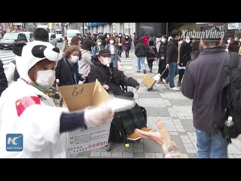 Chinese, Japanese give out masks for free in Tokyo