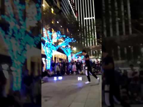 105/12/25(日)扯鈴神人信義區街頭表演PART 2