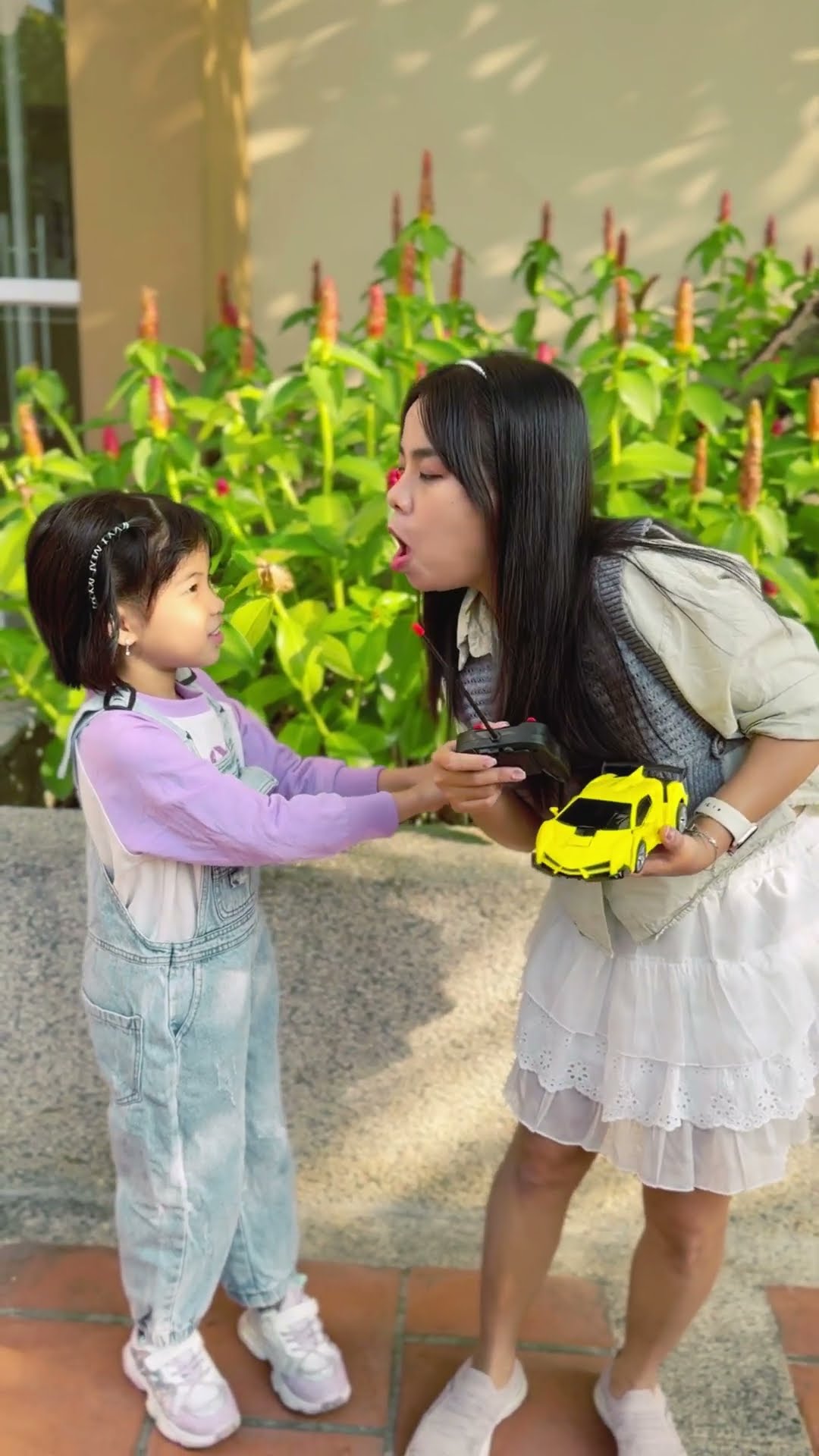 Bé Cún khoe xe oto xin với Linh Nhi || Rich kid and homeless car #shorts