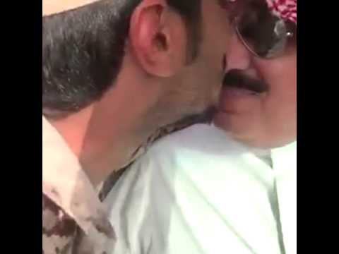 ممازحة الامير متعب بن عبدالله لحندي الحرس في الجبه