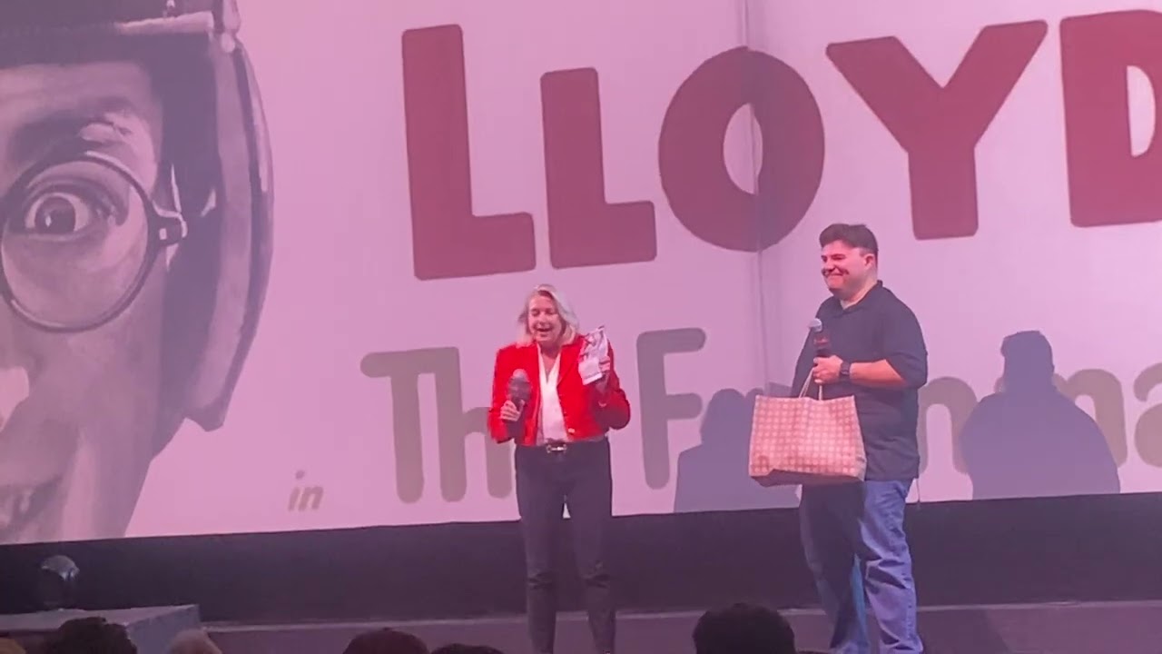 Сюзанна Ллойд (внучка Гарольда Ллойда) представляет «Первокурсника» (1925)