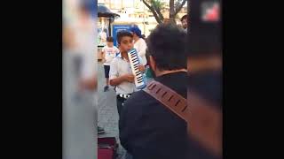 Üsküdarda Enstrumanı ile Aleni Aleni Calan Cocuk