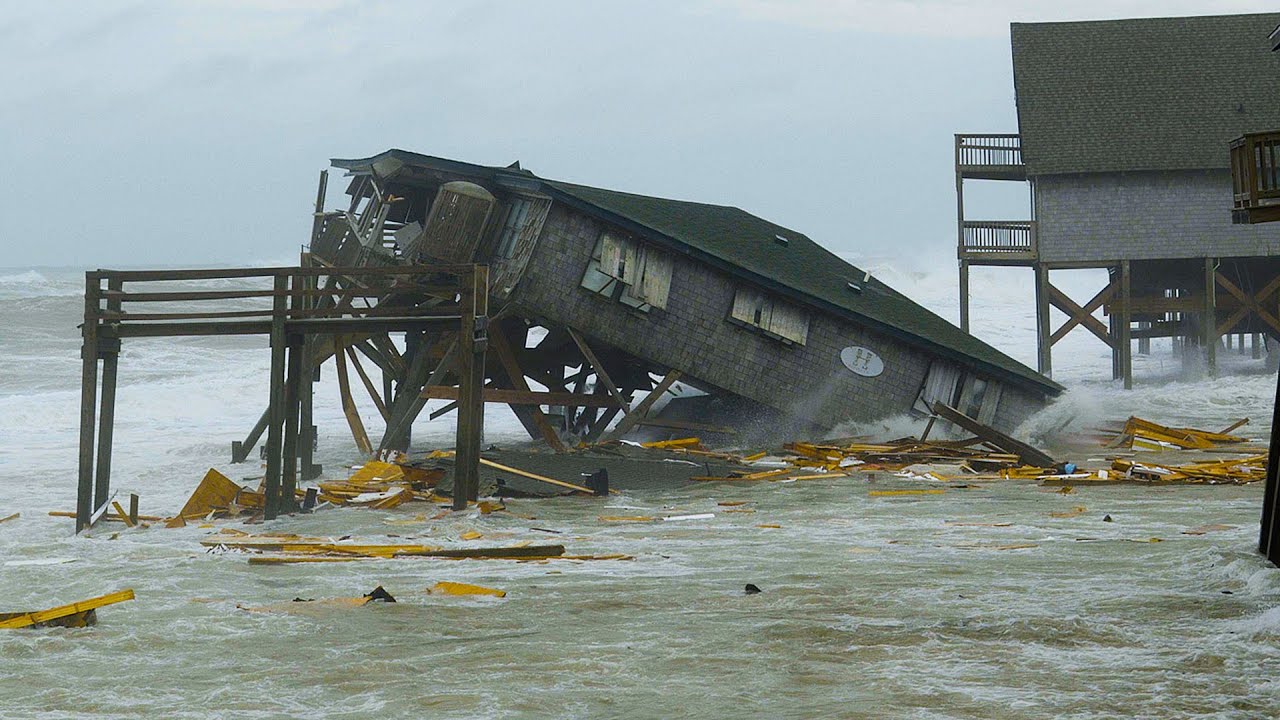 5 ДОМОВ УПАЛИ В ОКЕАН ЗА 1 ЧАС | Ураган «Умберто»
