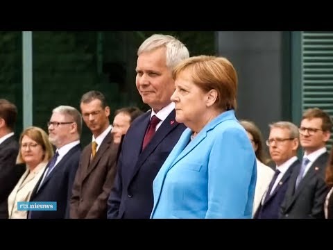 Angela Merkel opnieuw hevig trillend tijdens ceremonie - RTL NIEUWS
