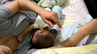 趴餵要轉成側餵以方便寶寶入睡時.Mov