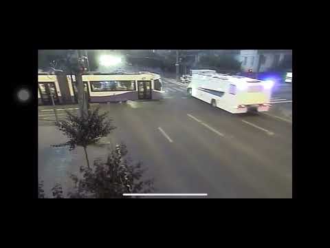 Dubă cu deținuți, lovită de tramvai pe strada Cluj. Șoferul era pe contrasens