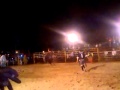 Salva-vidas de rodeio é arremessado para fora de arena por touro; vídeo