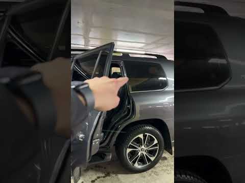 Cadillac Escalade vs Toyota Land Cruiser 200