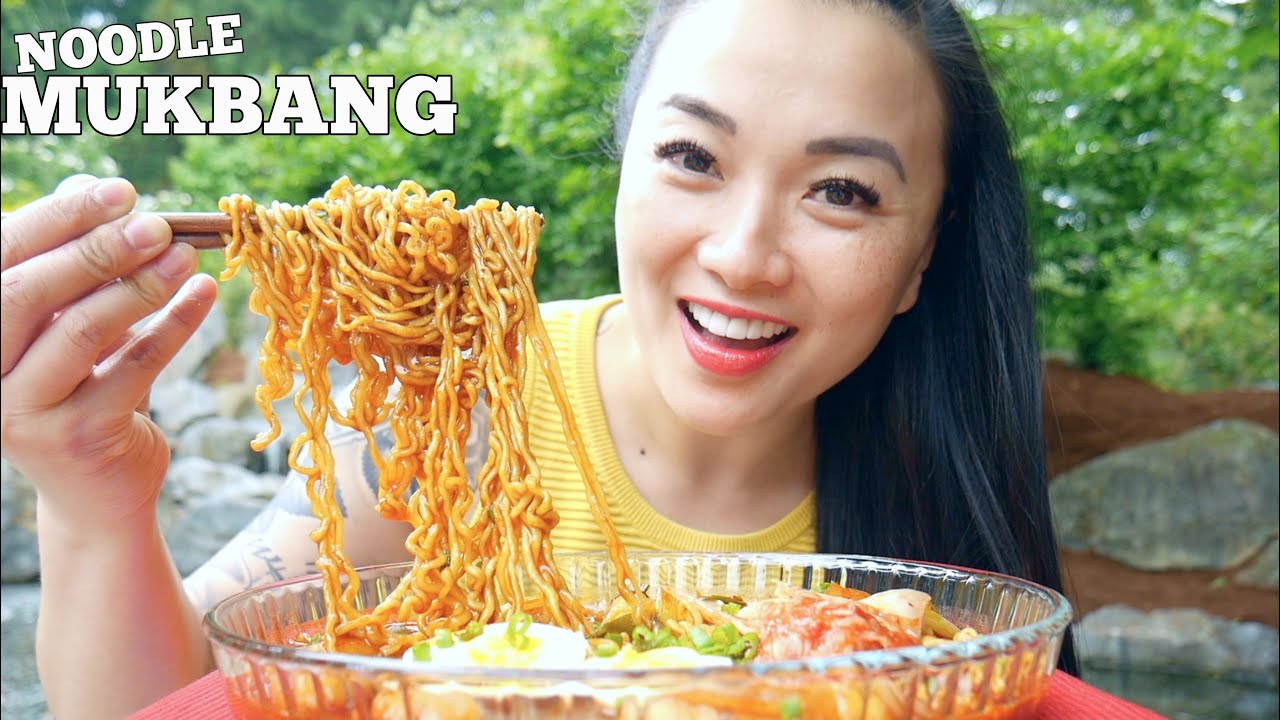 RABOKKI *CHEWY RAMEN NOODLE CHEESY MINI RICE CAKE BACKYARD MUKBANG (LETS EAT) | SASVlogs