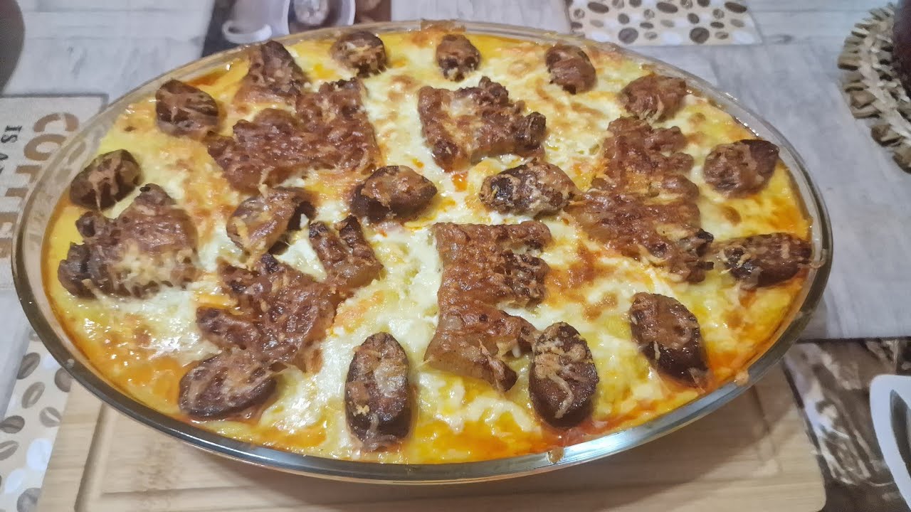 Mămăligă în straturi cu cârnați și afumătură – rețetă tradițională românească