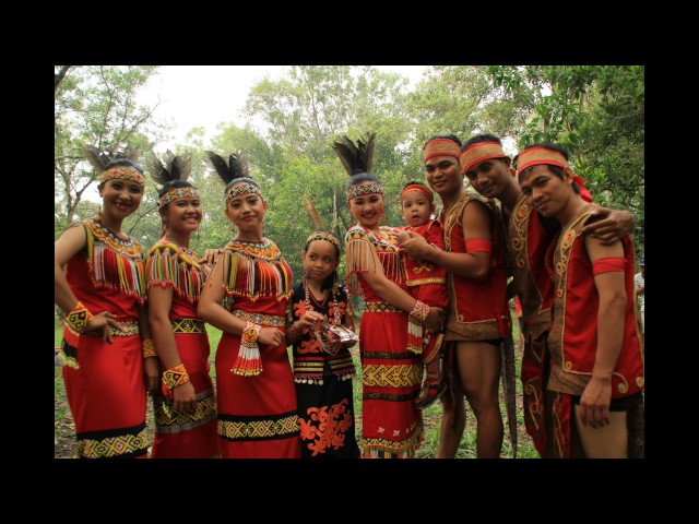 Lirik Borneo Menari (Fausta & Dea) class=