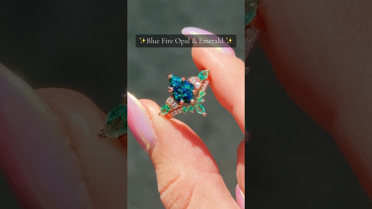 🦋Let your imagination soar with this Blue Fire Opal & Emerald Kite Ring 