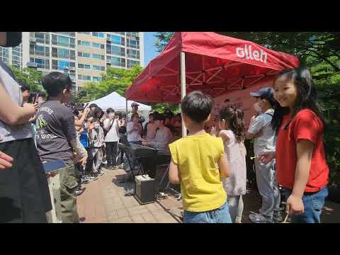 어린이들 앞에서 뽀롱뽀롱 뽀로로 쳐보기