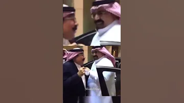 الامير بندر بن محمد ممازحا اخاه الامير طلال بن سعود رحمهم الله 