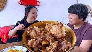 Lee stewed a beef rib,and her motherinlaw praised it for being delicious.