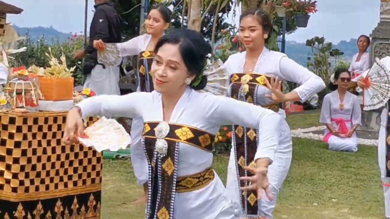 Rejang Legong Ratu Niang Sakti, Odalan Pura Pucak Sinunggal Mengani, Minggu Tolu, 11 Agustus 2024