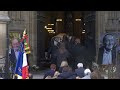 Le cercueil de Jean-Pierre Pernaut entre sous les applaudissements dans la basilique Sainte-Clotilde