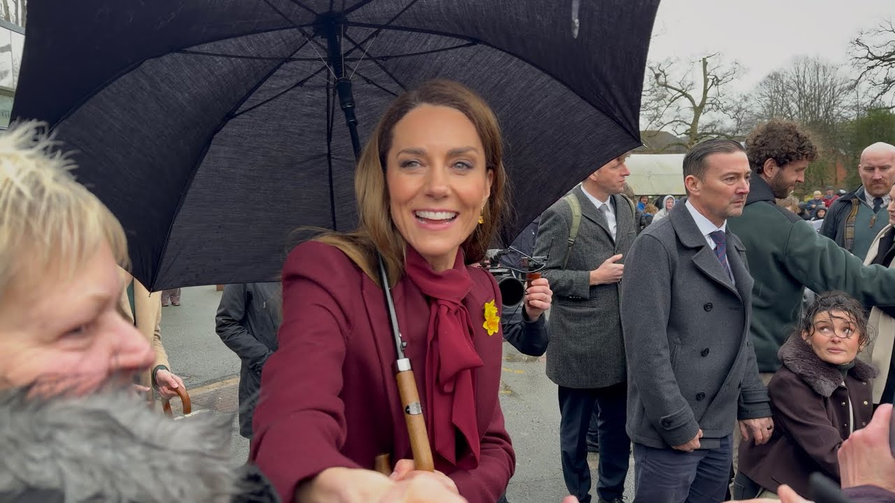 НОВОСТЬ: Принцесса Кэтрин и принц Уильям прибыли в Ньютаун, Уэльс, в преддверии Дня Святого Давид...