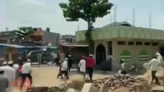 Индийские полицейские наказывают местных мусульман, которые пришли помолится в мечеть, нарушая прави
