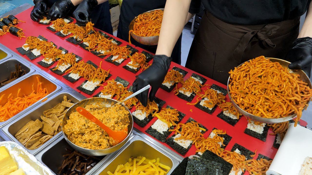 Яичный омлет, мини кимбап, разные виды - корейская уличная еда