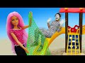 Vidéo pour enfants avec Barbie et la mime : l&#39;aire des jeux en catastrophe