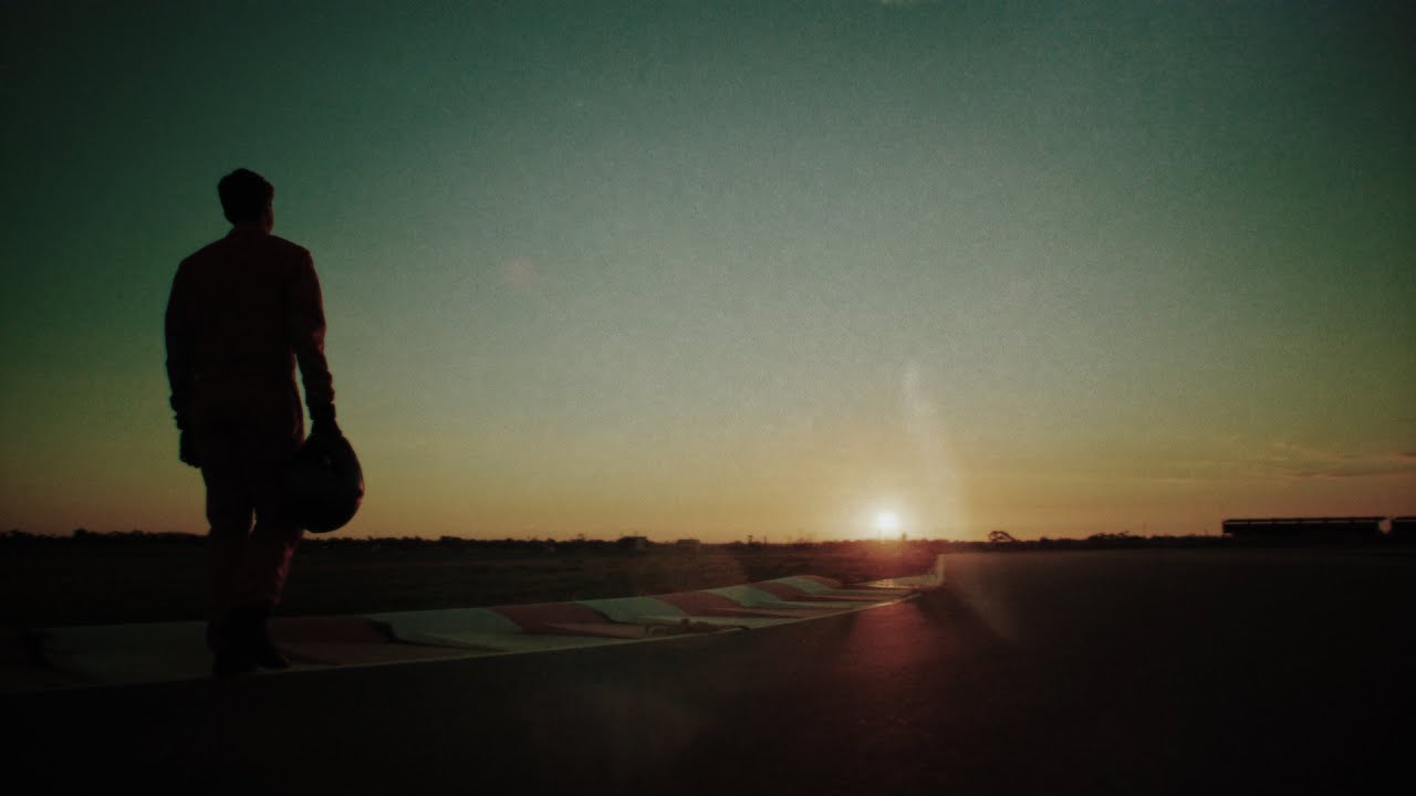 Assista a Victor Lou, Odaya - Silverstone (Official Video) no YouTube Assista a Victor Lou, Odaya - Silverstone (Official Video) no YouTube