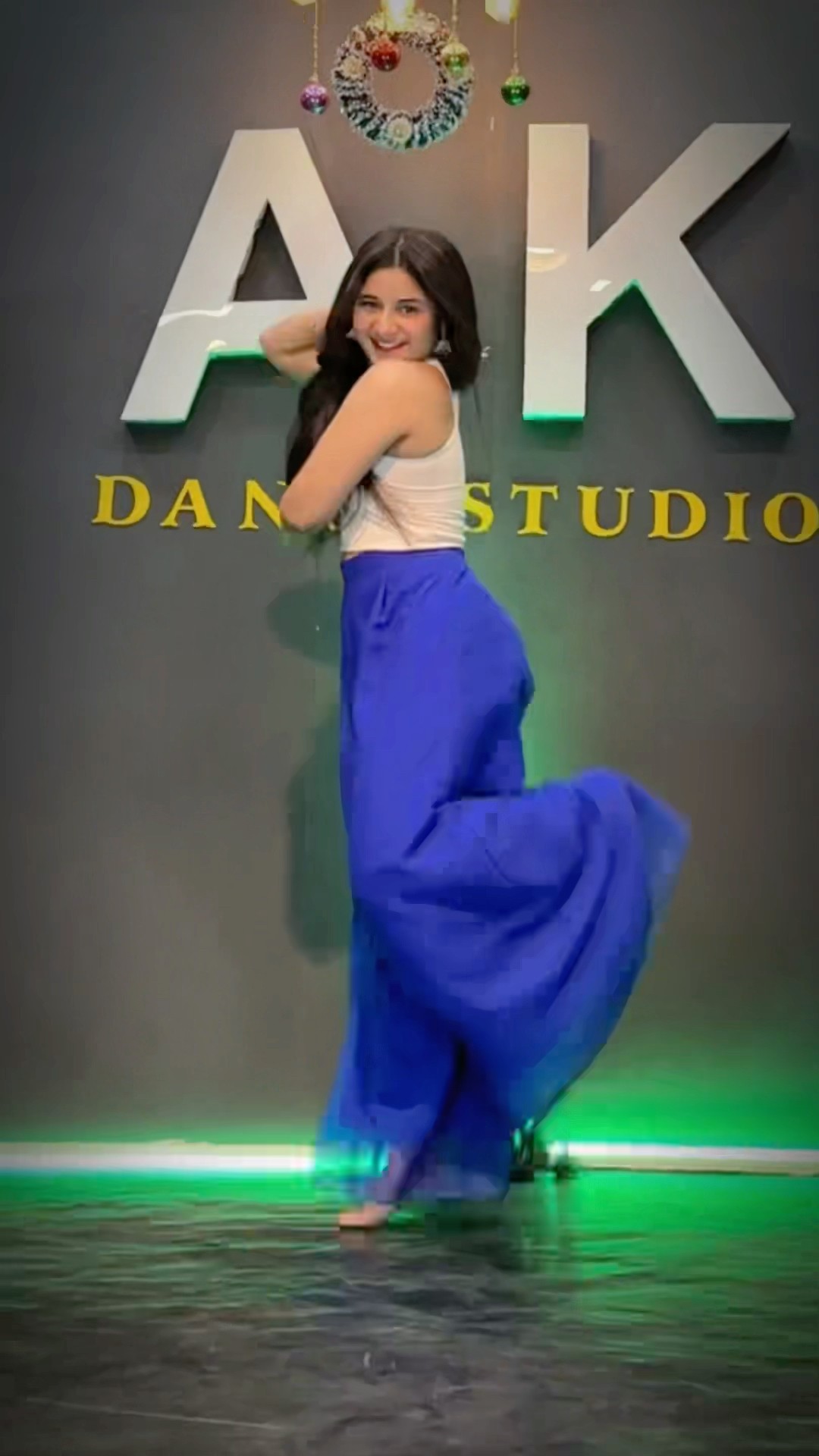 Le gyi le gyi?#90s #youtube #ytshort #dance #trending #viralvideo #upneetkaur