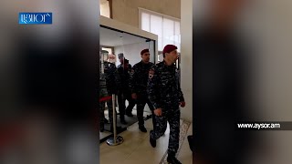 Силовики в красных беретах ворвались в мэрию Гюмри