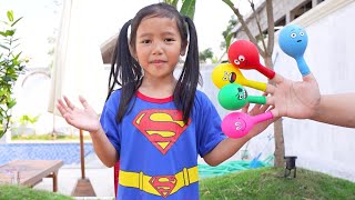 Afsheena Bermain Mengisi Air Dalam Balon Daddy Finger Nursery Rhymes | Learn Colors With Balloons