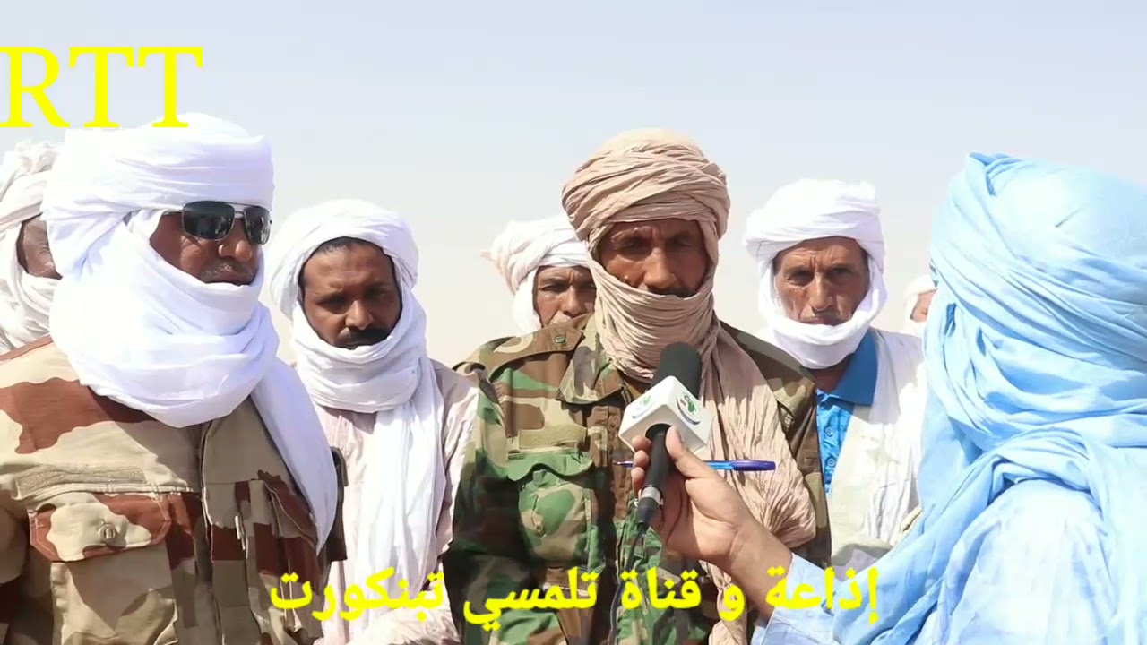 لحظات التوقيع على إتفاق لكراكر للمصالحة بين جناحي الحركة العربية الأزوادية بلاتفورم و سيما CMA