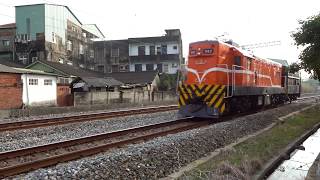 7202次貨物列車通過大林鎮中興路地下道