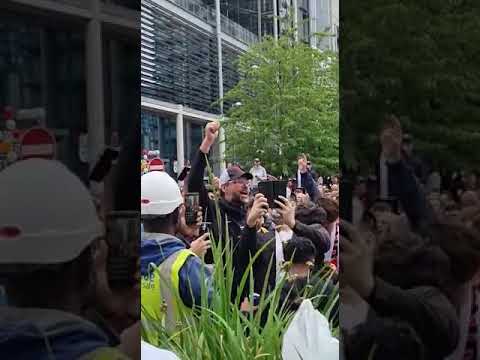 Klopp sings 'Football's Coming Home' with England supporters 🧐🤭