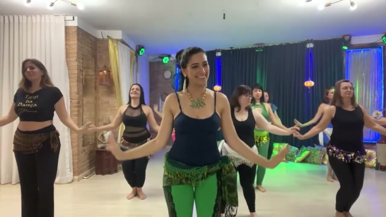 Dança Do ventre em aula aquecimento com Ju Marconato sagrado feminino transformação em movimento