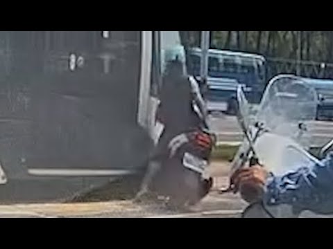 【車禍影片】遇到這種三寶真的有夠衰，還被困在園區出不去（2026.03.27 高雄市前鎮區復興四路