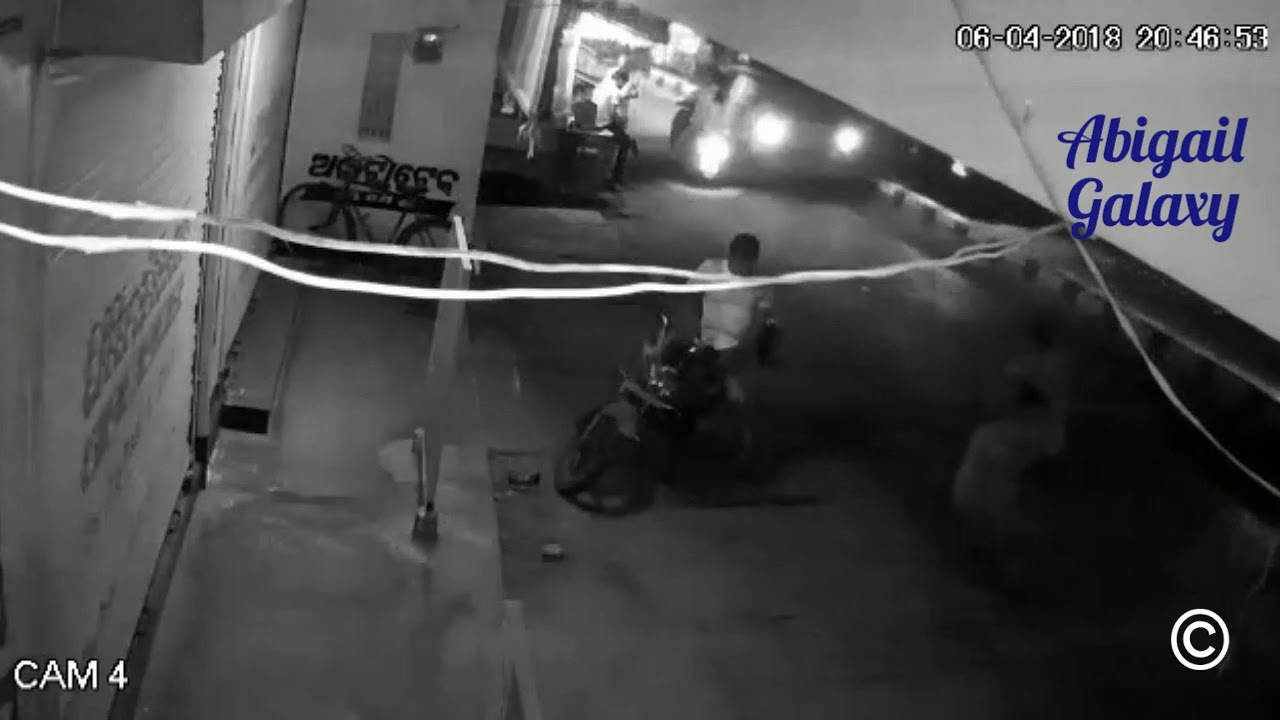 Theft caught in CCTV camera: Thief stealing the bike caught in camera ...