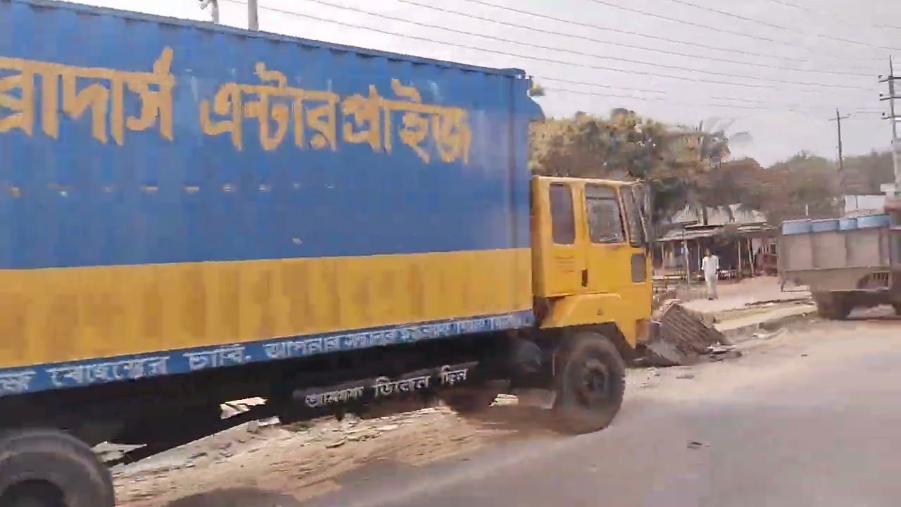 সবাই সবার জায়গা থেকে ব্যস্ত,জীবন তাগিদে সবাই দৌড়াচ্ছে,,,,,,, এই ব্যস্ততম শহরে,,,,??? 