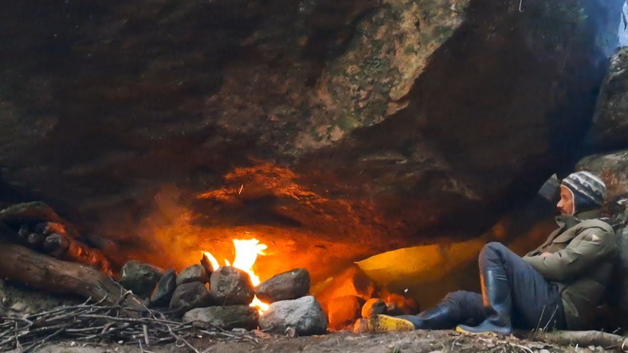 Winter Survival Camping under the Rock, The cave saved me in Extreme ...