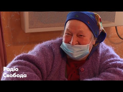Баба Мотря, маски і 5 питань від президента - як голосують в селах на Київщині.