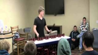 borec hraje na odpadní trubky z pvc