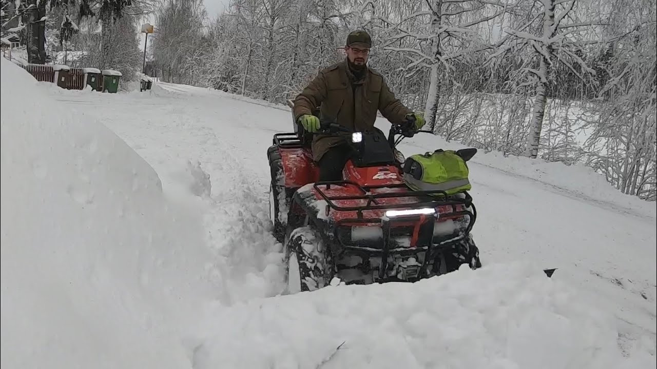 Honda TRX 350 Rancher plowing snow / plogar snö