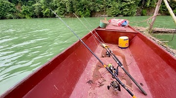 Drijven in de rivier, natuurlijk vissen met wormen als aas, extreem koud